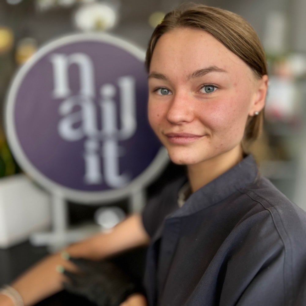 arina-tech-nail-it-studio-employee-photograph